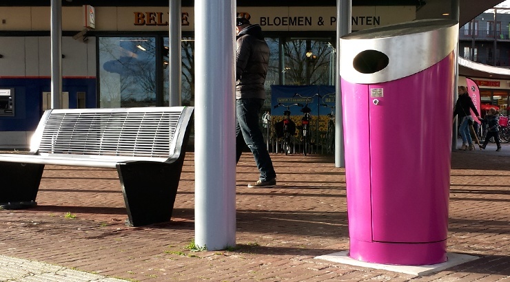 Afvalbak Lora bij wijkwinkelcentrum Holterbroek, Zwolle