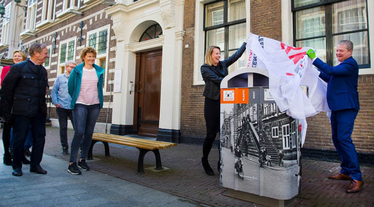 Wethouder Van Zon en Helene van Zutphen onthullen de gewrapte PMD afvalbak