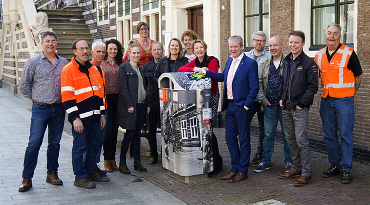 Wethouder Van Zon presenteert de gewrapte PMD afvalbak Wethouder Van Zon presenteert de gewrapte PMD afvalbak